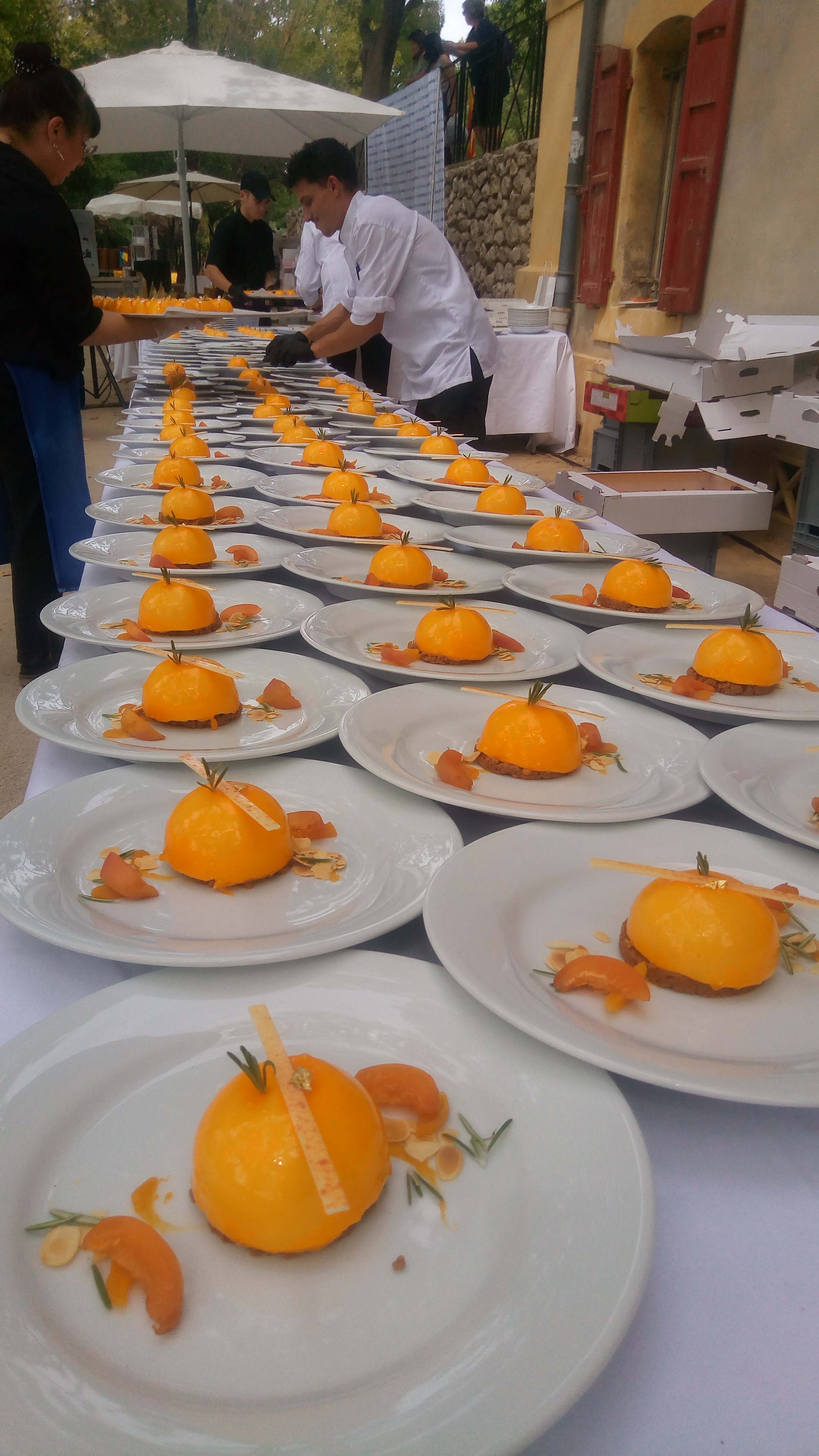 130 gâteaux à l'assiette pour le banquet mistralien